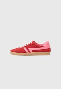 Vald, cherry red