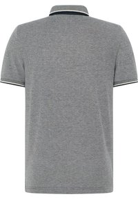 Szary polo z teksturowanej tkaniny, standardowym kołnierzykiem oraz kontrastowym granatowym i białym wykończeniem na kołnierzyku i rękawach.