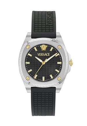 Hodinky Versace s čiernym textúrovaným ciferníkom, zlatými ručičkami a markermi, logom Medusa, strieborným rámom a čiernym gumovým remienkom s detailom loga.