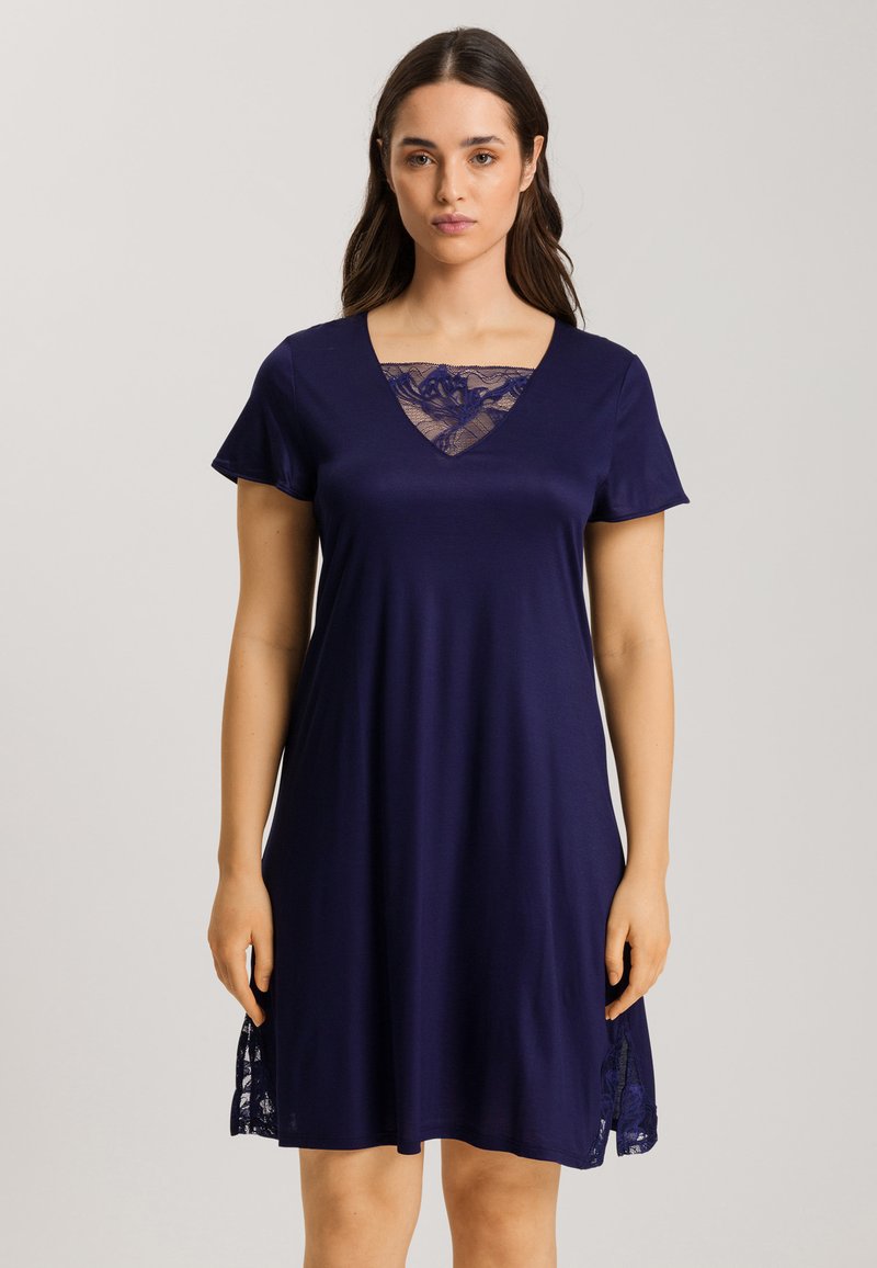 Robe bleu marine à manches courtes avec un décolleté en V, mettant en valeur une accent en dentelle au niveau de la poitrine et une bordure en dentelle le long de l'ourlet. Texture lisse.