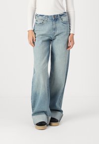 ONLY ONLBROOME WIDE FOLD UP - Platėjantys džinsai - light blue denim
