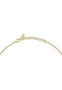 Collana in oro con maglie intrecciate, un fermo a forma di cuore e un ciondolo circolare con un design a foglia in rilievo.