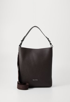 Sac à épaule en cuir marron avec une surface texturée, doté d'une courte poignée et d'une bandoulière longue amovible. Logo de la marque visible sur le devant.