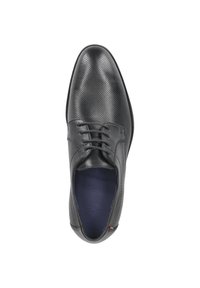 Černá kožená bota s hladkým povrchem a perforovanými detaily, šněrováním a polstrovaným interiérem pro pohodlí.