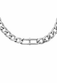 Silver kedja med tjocka, sammanlänkade ovala länkar och ett säkert lås, med en polerad yta och slät textur.