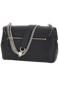 Borsa a mano in pelle nera con una forma strutturata, pattina superiore, tracolla in catena color argento e tasca con zip sulla parte anteriore.