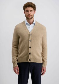 Beige gebreide cardigan met een V-hals, voorzien van een knoopsluiting aan de voorkant en geribde manchetten en zoom. Donkere knopen zorgen voor contrast met de gladde textuur.
