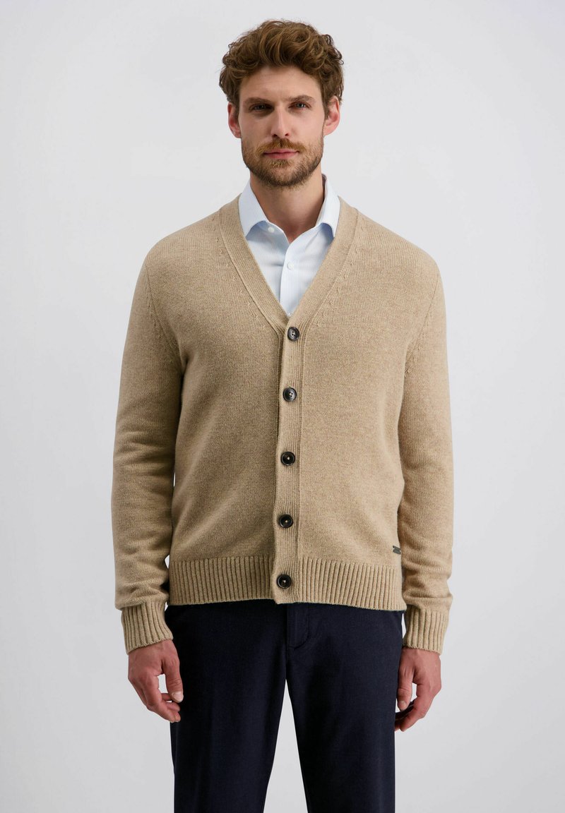 Beige gebreide cardigan met een V-hals, voorzien van een knoopsluiting aan de voorkant en geribde manchetten en zoom. Donkere knopen zorgen voor contrast met de gladde textuur.