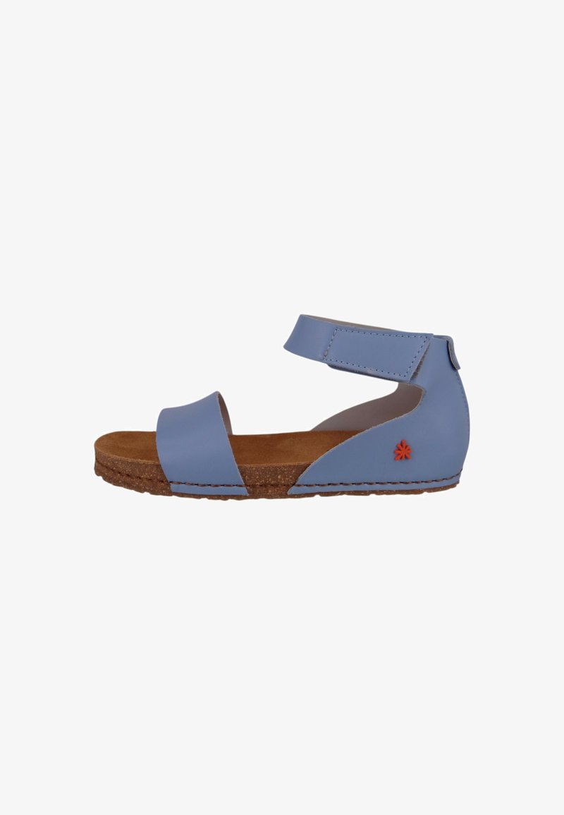 Blauwe synthetische sandalen met open neus en enkelbandje, kurken voetbed, rubberen zool en een decoratieve rode accent aan de zijkant.