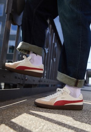 Sneakers - off-white
