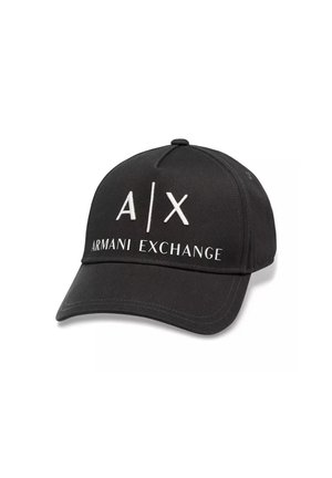 Cappellino da baseball nero in tessuto con visiera curvata. Presenta il logo bianco "A/X" e "ARMANI EXCHANGE" ricamati sulla parte anteriore.