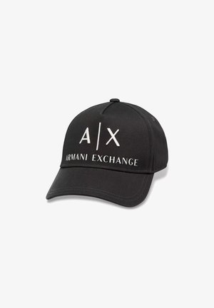Cappellino da baseball nero in tessuto con visiera curvata. Presenta il logo bianco "A/X" e "ARMANI EXCHANGE" ricamati sulla parte anteriore.