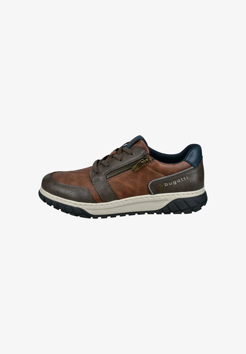 Męskie brązowe skórzane sneakersy casualowe z szarymi akcentami, bocznym zamkiem błyskawicznym, sznurówkami i czarno-białą gumową podeszwą, marka "bugatti" na pięcie.