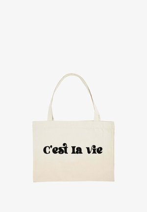 Borsa a tote in tela beige con testo nero che dice "C'est la vie." Presenta due manici e una forma rettangolare.