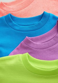 N�égy crewneck póló élénk színekben: korall, kék, lila és lime zöld. Mindegyik bordázott gallérral és sima szövet textúrával rendelkezik.