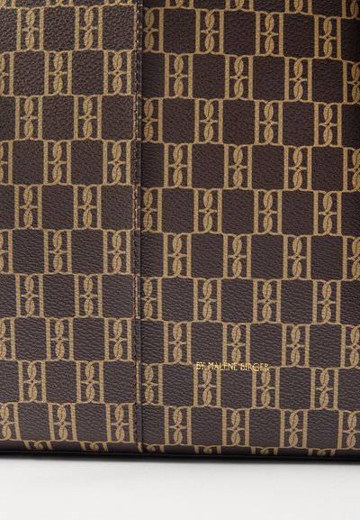 Brązowa skórzana tekstura z splatanym wzorem w złotym kolorze. Na dolnej części znajduje się wytłoczone złotem "BY MALENE BIRGER".