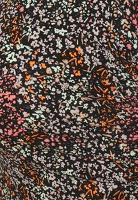 Blommönstrad tyg med svart bakgrund. Har små blommor i rosa, vitt och teal med inslag av orange. Slät textur.