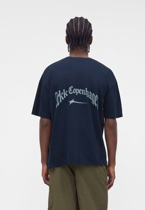 ARKK Copenhagen, GOTHIC BOXY TEE UNISEX - Μπλουζάκι με στάμπα - navy