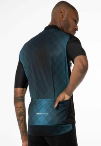 Cyklistický dres vyrobený z lehkého materiálu. Vyznačuje se tmavě modrým diamantovým vzorem, krátkými rukávy a zadní kapsou s logem.