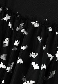 Abito nero con ruffle in tulle trasparente decorato da motivi di pipistrelli bianchi, dettagliato con facce sorridenti e diverse forme di pipistrelli.