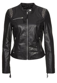 Černá kožená bunda se zipovými kapsami, cvočky na ramenou a detailním prošitím. Má úzký střih a stojací límec.