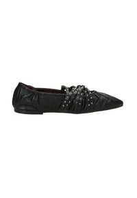Scarpe nere con tacco piatto e punta affilata, caratterizzate da un design in pelle arricciata e da file di borchie d'argento lungo la parte superiore per un tocco di stile.