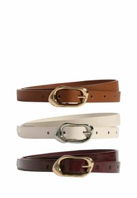 Tre læderbælter stablet: brunt med gul hardware, hvidt med sølv hardware og bourgogne med gul hardware. Flad, glat tekstur.