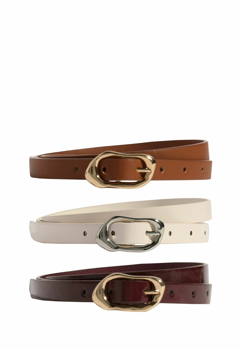 Tre læderbælter stablet: brunt med gul hardware, hvidt med sølv hardware og bourgogne med gul hardware. Flad, glat tekstur.