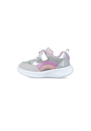 Zapatilla deportiva gris y plateada con acentos rosas, parte superior de malla, correa de Velcro y suela de goma blanca con textura en el fondo.