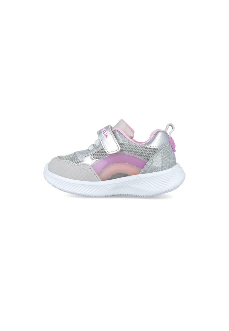 Zapatilla deportiva gris y plateada con acentos rosas, parte superior de malla, correa de Velcro y suela de goma blanca con textura en el fondo.