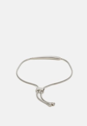 Verstellbares silbernes Armband mit einem glatten, länglichen Stangendetail und einer strukturierten Kette. Gesichert mit einem rechteckigen Hardwarestück und gleitenden Enden.