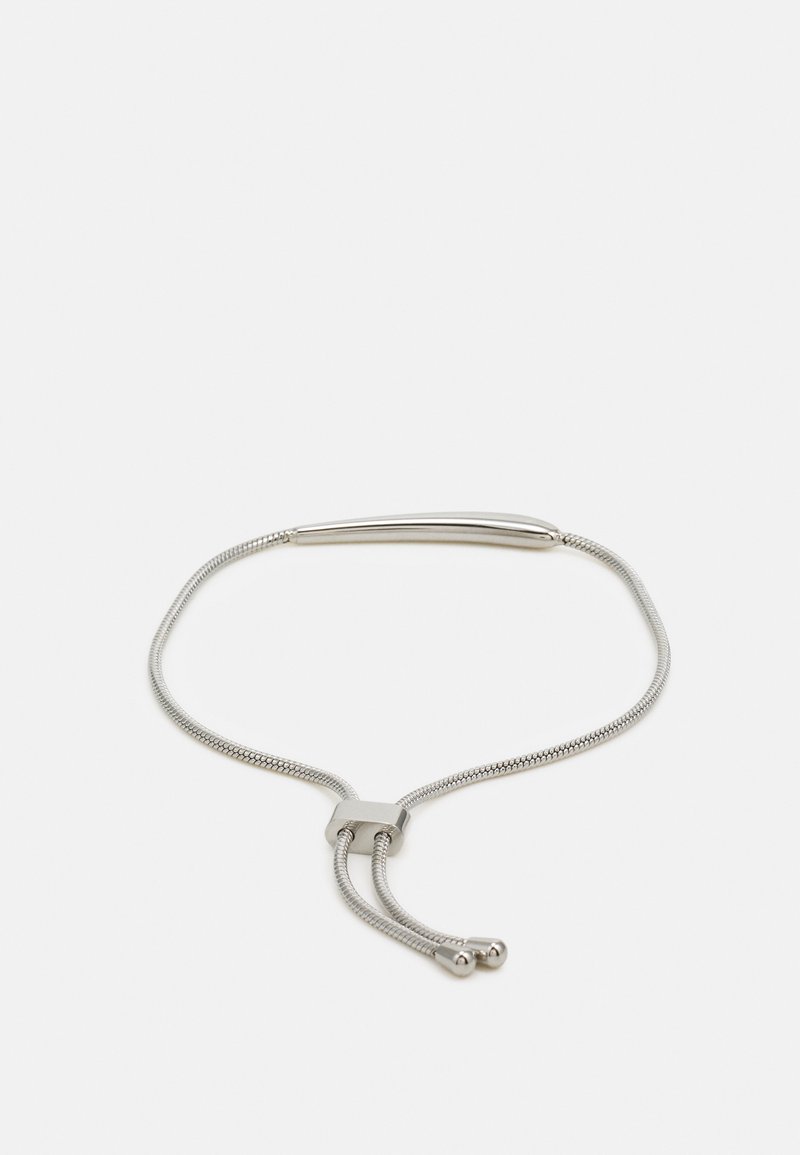 Bracelet en argent réglable avec un détail en barre lisse et allongée, accompagné d'une chaîne texturée. Fermeture avec une pièce en métal rectangulaire et extrémités coulissantes.