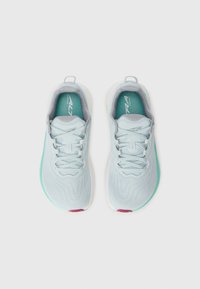 Baskets de sport bleu clair avec un dessus texturé, dotées d'une semelle cushioned, d'accents contrastants en teal et violet, et de lacets pour un ajustement sûr.