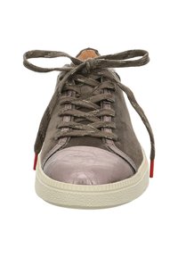 Braune Wildleder-Sneaker mit metallisch pinkem Zehenschutz, flachen Schnürsenkeln, strukturierten Sohlen und einem roten Akzent an der Ferse. Hat ein Low-Top-Design.