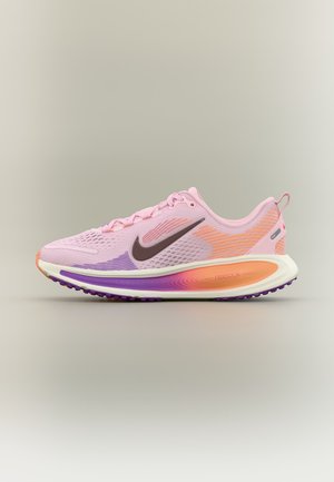 Scarpa da corsa Nike rosa chiaro con accenti arancioni e viola, logo swoosh nero e suola ammortizzata su sfondo neutro.