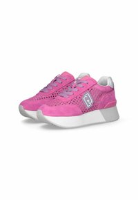 Pfingstrosenfarbene Wildledersneaker mit Netzpaneelen, lila Schnürsenkeln und einer weißen Gummisohle. Verfügt über ein Logo an der Seite und eine strukturierte Fersenakzentuierung.