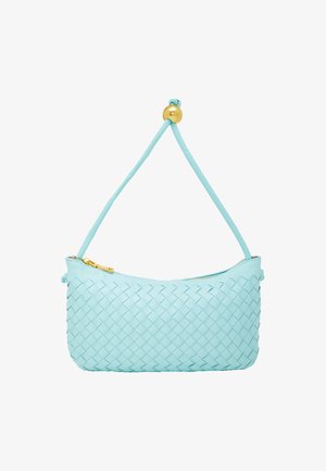 Jasnoniebieska torba z plecionej skóry z akcentem w postaci złotej koralików i prostym paskiem. Posiada zamek błyskawiczny i gładką teksturę.