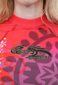 Paolina Russo SHORT SLEEVE RASH GUARD - Potiskana majica - cherry