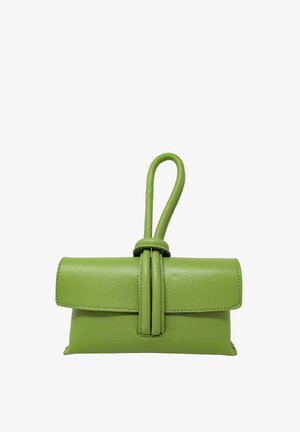 Piccola pochette da polso in pelle verde con cinturino ad anello e chiusura a pattina piegata, mostrata su sfondo bianco.