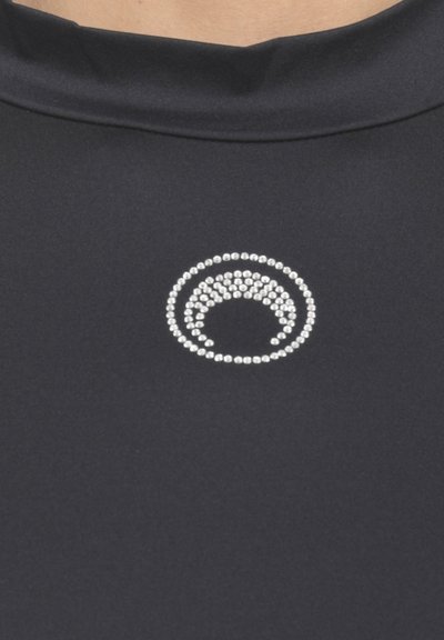 Top senza maniche nero con texture liscia, caratterizzato da un disegno circolare di strass al centro che aggiunge accenti decorativi.