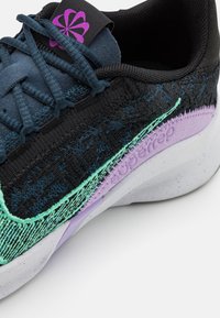 Nike Performance W NIKE SUPERREP GO 3 FLYKNIT - Sapatilha de treino - black/green glow/armory navy/vivid purple/lilac