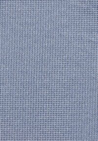 Blaues gewebtes Material mit einem karierten Muster, das eine glatte Textur und deutlich unterschiedliche hell- und dunkelblaue Kontraste aufweist.