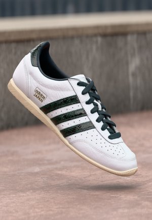 adidas Originals JAPAN - Sneakers low - footwear white/collegiate green/aurora ivy