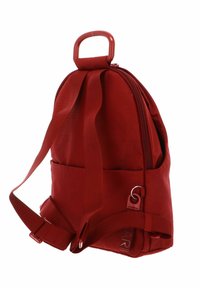 Zaino in tessuto rosso con superficie strutturata, spallacci regolabili, tasca esterna e manico superiore rotondo per un facile trasporto.