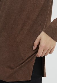 b.young Stickad tröja - brown