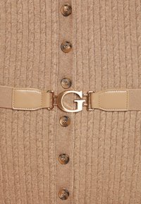 Gebreide cardigan in bruin met ribbeltextuur, voorzien van bruine knopen en een brede riem met een gouden letter "G" gesp.