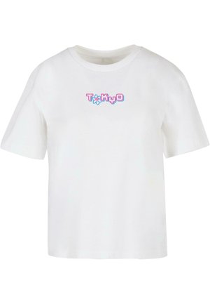Weißes Baumwoll-T-Shirt mit kurzen Ärmeln und Rundhalsausschnitt, verziert mit mehrfarbigem "TōKyŌ"-Text und einem Blumen-Icon auf der Vorderseite.