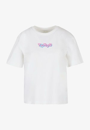 Biely bavlnený tričko s krátkymi rukávmi a okrúhlym výstrihom, s viacfarebným nápisom "TōKyŌ" a ikonou kvetu na prednej strane.