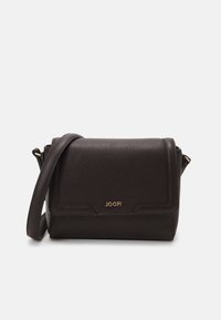 Borsa a tracolla in pelle marrone con design strutturato, superficie texture, chiusura a soffietto e dettaglio in oro del logo sul fronte. Tracolla regolabile.