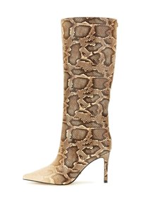 Knee-high stiletto auliniai batai rudos ir bežinės gyvatės rašto, su smailiu pirštu ir lygiu paviršiumi, pasižymintys elegantiška siluetu ir aukštu kulnu.